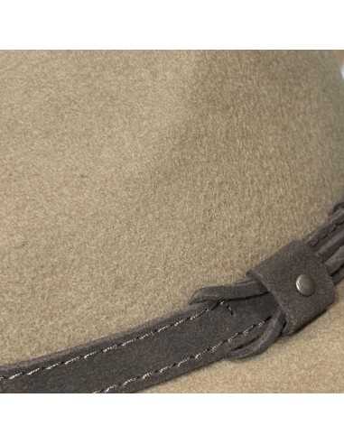 sombrero beig con cinta de ante marrón