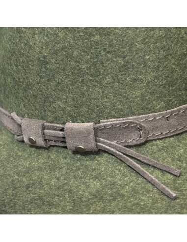 sombrero verde con cinta cuero marrón